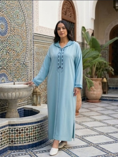 جلابة مغربية زرقاء سماوية المعلم الطرز — Djellaba marocaine bleu ciel Maâlem broderie Zahi Mode